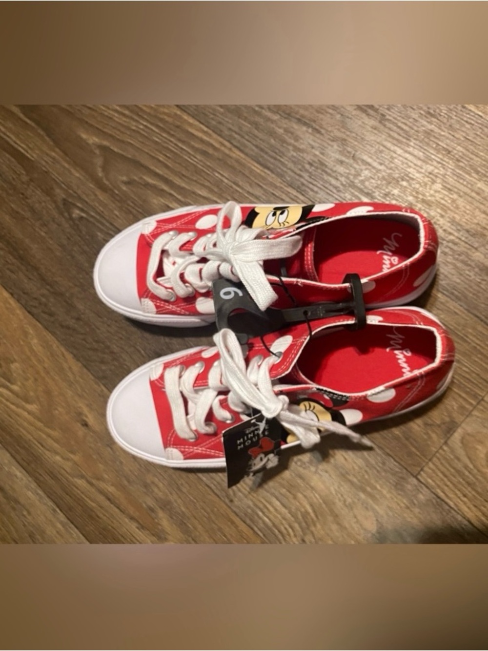 𝙉𝙒𝙏 𝗠𝗶𝗻𝗻𝗶𝗲 𝗠𝗼𝘂𝘀𝗲 𝑺𝒊𝒛𝒆 9
Red & White Polka Dot Sneakers